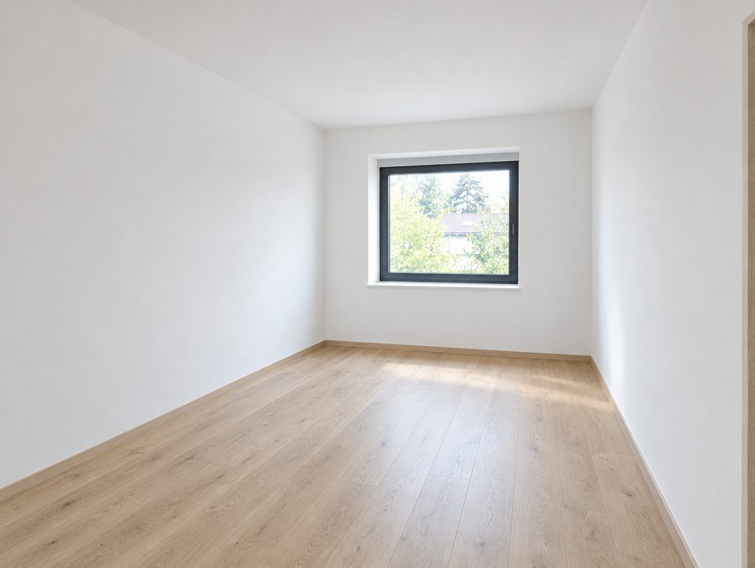 Fertiger Raum mit weiß gestrichenen Wänden und hellem Holzboden